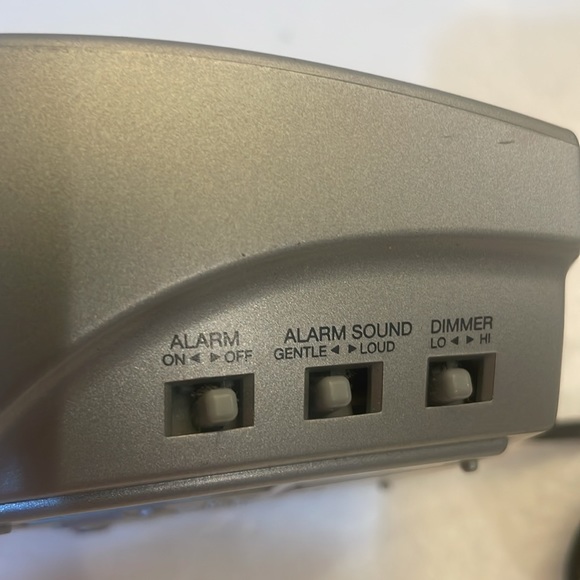 Working Timex LED alarm clock bedside radio T110T plug-in with battery back up - Picture 6 of 10